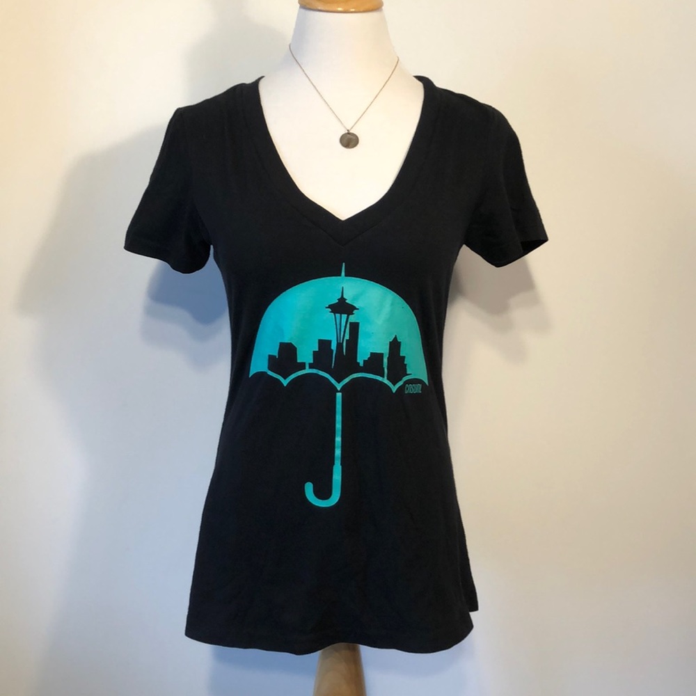 CASUAL INDUSTRIES Black and Green Seattle Skyline Graphic V-Neck T-Shirt Medium